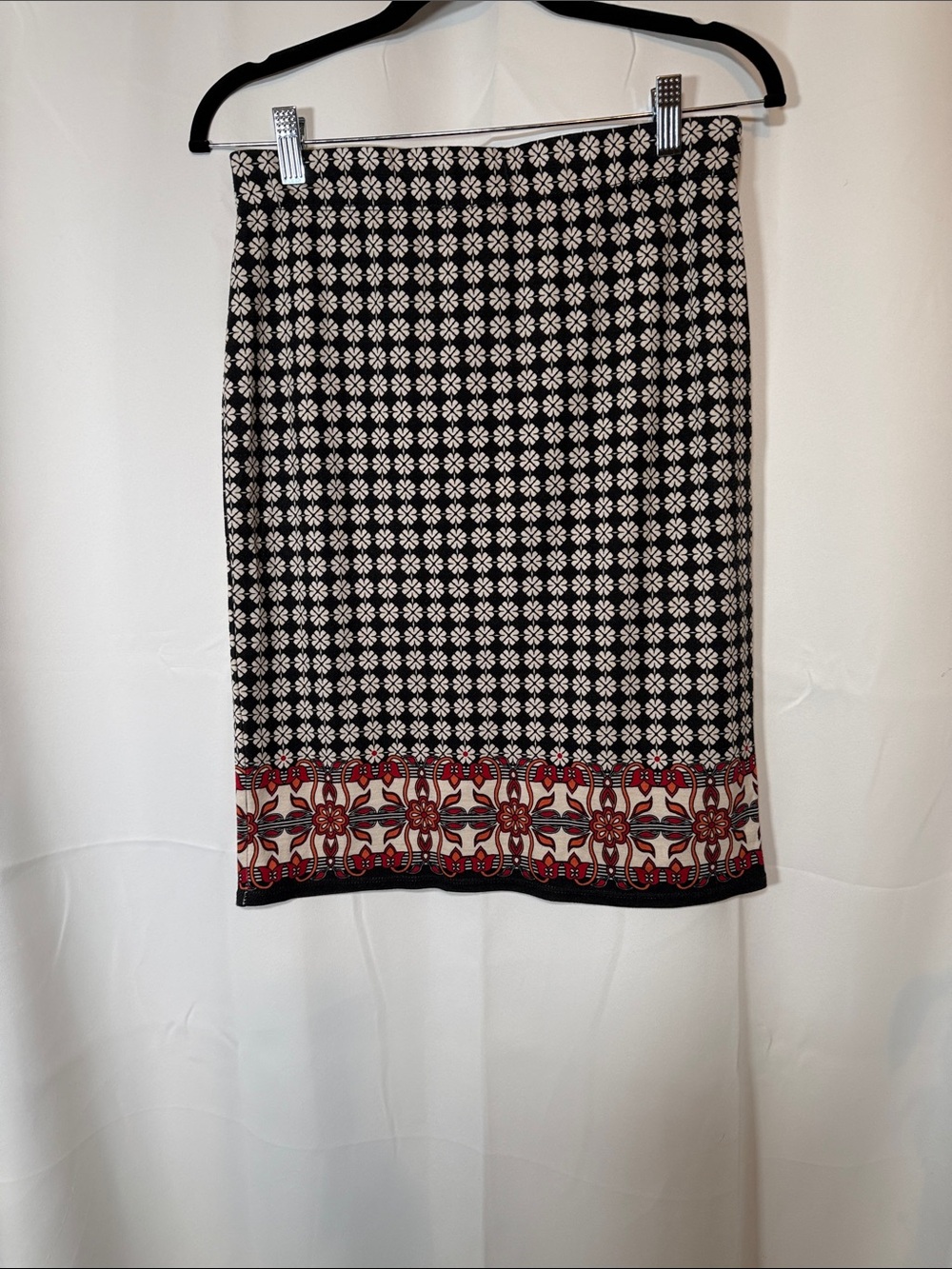 Max Studio Black and White Geometric Pencil Skirt with Red Border